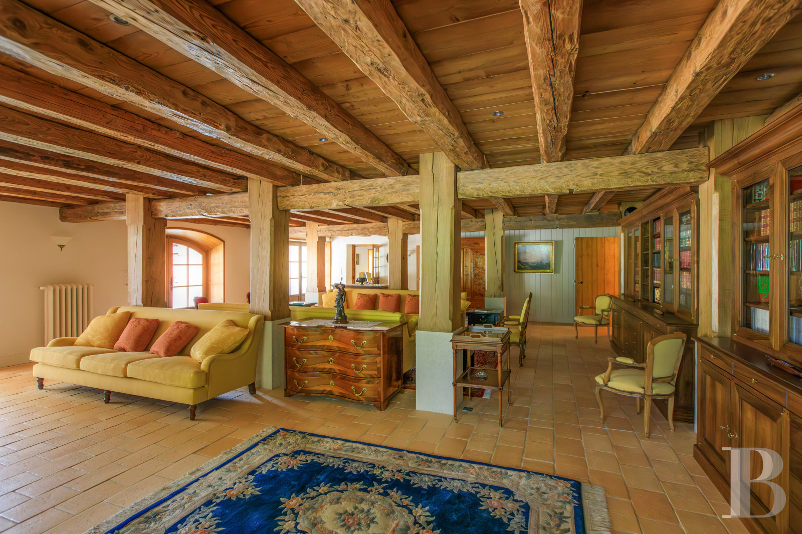 Dans le Haut-Bugey, à mi-chemin entre Lyon et Genève, une ferme abbatiale du 17e siècle transformée en une vaste et confortable demeure.  - photo  n°6